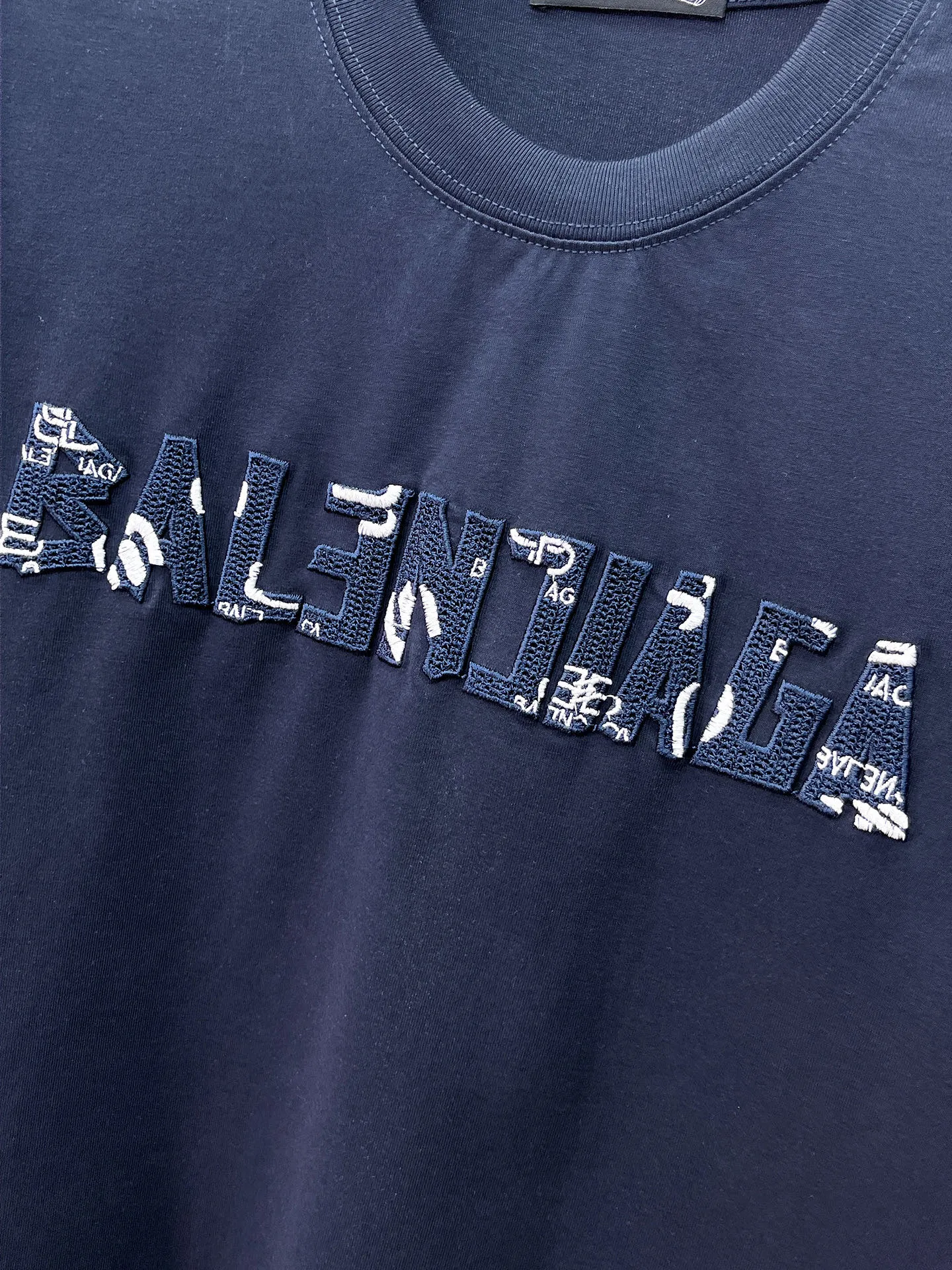Balenciaga's high-end top-quality products 🐮2026 Spring and Summer New Arrival first counter, the latest New Arrival short-sleeved round neck T-shirt, Premium customized design, avant-garde and fashionable! Brand logo heavy craftsmanship design Premium customized 260g fabric. Soft to the touch. Comfortable to wear. Counter-level exquisite stitching. Fine workmanship. The upper body effect is incomparably handsome! A must-have item for men and women with the same style! Sizes: S~XXL When placing an order, please state your height and weight. The maximum wearing size is 210 pounds (one size larger)